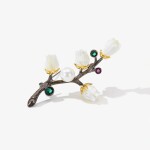 Brož s motivem květin a perlou na černé větvičce, Černá Bílá