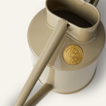 HAWS Konvička s kropítkem Rowley Ripple Lichen Green – 1 l, béžová barva, kov