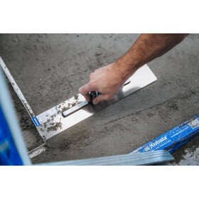 Hladítko nerez pro pokládku kamenného koberce, 405 x 80 x 1 mm, gumová rukojeť