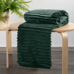Smaragdově zelená plyšová deka s reliéfním pruhem Šířka: 200 cm | Délka: 220 cm