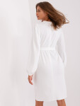 Bílé jednoduché šaty s páskem