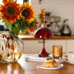 Louis Poulsen Přenosná lampa Panthella 160 V3 Opaque Burgundy, červená barva