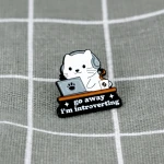 Pinarna.cz Bílá kočka u počítače - Go away I´m introverting / Jdi pryč, mám svůj introvertní čas