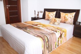DumDekorace Přehoz na postel bílé barvy s motivem hnědých květů Šířka: 220 cm | Délka: 240 cm