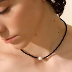 Náhrdelník s bílou perlou a černými krystaly, chirurgická ocel, Černá 40 cm + 5 cm (prodloužení)