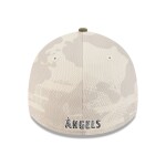 New Era Pánská kšiltovka Los Angeles Angels MLB 2025 Armed Forces 39THIRTY Flex Velikost: S/M