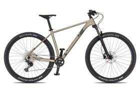 4EVER TRINITY TEAM 29", rám 19" (L), model 2026, barva satin sand - ZDARMA dopravné, odborná montáž, seřízení, pojištění a dárkový poukaz na nákup příslušenství! (Záruka nejlepší ceny. Nalezli jste někde lepší cenu? Napište nám a zkusíme ji trumfnout...