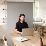 Teleskopický rám pro závěsy a dělení prostoru Umbra ANYWHERE - stříbrný