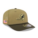 New Era Pánská kšiltovka Miami Dolphins NFL 2025 Salute to Service 9SEVENTY Trucker Snapback