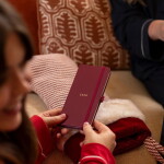 Busy B Plánovací diář Slim Burgundy 2026, červená barva, papír