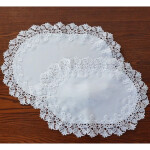 DumDekorace Bílý velikonoční ubrus - oválný s krajkou a vzorem velikonočních vajíček Průměr 40 cm