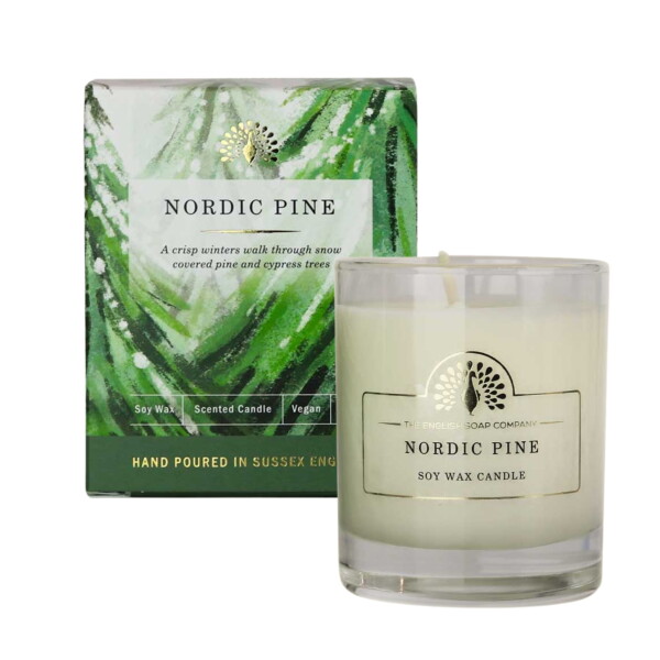 The English Soap Company candle Nordic Pine 170ml - The English Soap Company Vonná sojová svíčka Nordic Pine 170 ml, zelená barva, sklo, papír, vosk