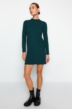Trendyol Smaragdově zelené kapesní šaty z krepové tkaniny s vysokým výstřihem Mini pletené šaty