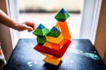 Kebo Toys Wedge it skládací pyramida duhové barvy 15 kusů