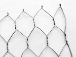 Dvojzákrutová ocelová síť na skalní stěny Geomanet SAR drát 2,7 mm, otvor 80/100 mm, 2×50 [100 m²]
