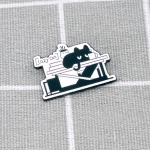 Pinarna.cz Lazy cat / Líná kočka odpočívající na stole