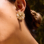 ELENYS Soft Bloom – pozlacené náušnice 18K žluté zlato