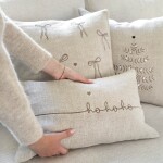 Bastion Collections Lněný povlak na polštář s výšivkou Bows 50 × 50 cm, přírodní barva, textil