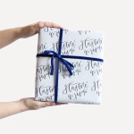 Bella Rose Vánoční balicí papír Šťastné a Veselé – 5 m, bílá barva