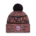 New Era Pánská zimní čepice Cincinnati Bengals NFL 2025 Sideline Sport Knit - Černá a oranžová