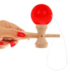 Mamido Dětská dřevěná hra Kendama červená