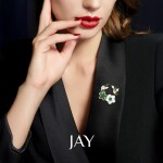 Brož s perleťovými květy a zirkony, Zlatá