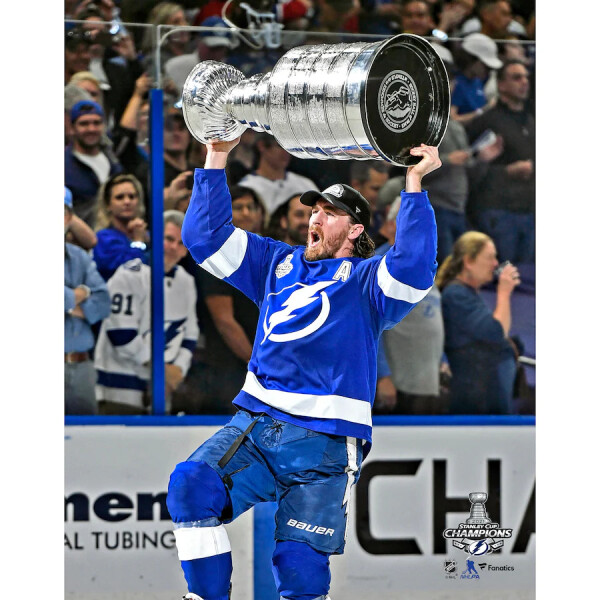 Fanatics Fotografie Ryan McDonagh Tampa Bay Lightning 2021 Stanley Cup Champions Raising Cup Photograph 8" x 10"