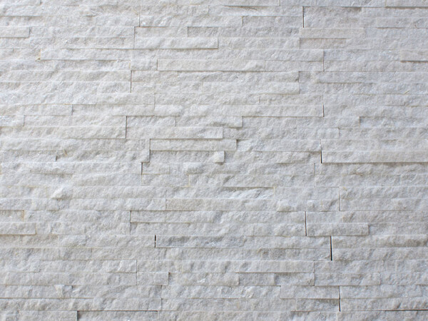 Kamenný obklad za kamna 60x15cm štípaný křemenec bílý CKOK615WL