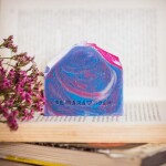 Almara Soap přírodní mýdlo Hvězdný prach 100 g - Almara Soap Designové mýdlo Hvězdný prach, fialová barva, modrá barva