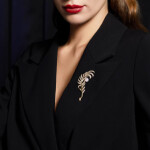 Luxusní brož Zlaté pírko s perlou a třpytivými zirkony, Zlatá