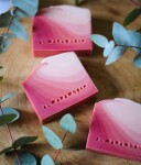 Almara Soap Přírodní tuhé mýdlo Pink Magnolia 100 g - Almara Soap Designové mýdlo Pink Magnolia, růžová barva