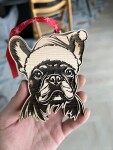 Vánoční baňka psa se Santa čepicí Plemeno: Jezevčík