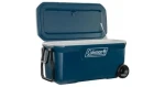 Coleman 100QT Xtreme Wheeled modrá/bílá / Chladicí box na kolečkách / izoluje až 5 dní / Objem 94 l (2000037216)