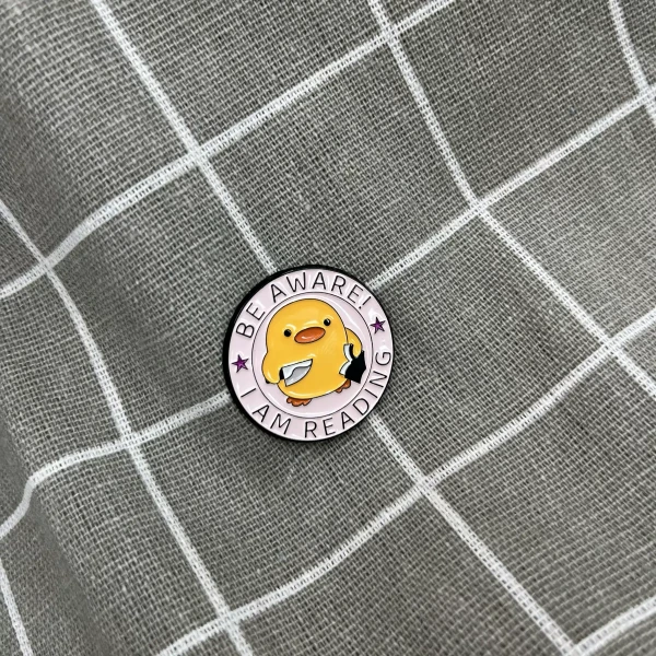 Pinarna.cz Kuře s nožem a knihou - Be aware! I am reading. / Buďte na pozoru! Čtu si.