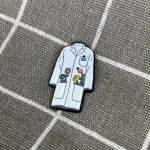 Pinarna.cz Laboratorní plášť s kytičkami - našedivělý