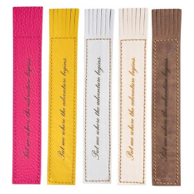 Kožená záložka se střapci Put me where the adventure begins