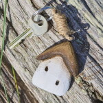 Ib Laursen Dřevěná klíčenka Home, béžová barva, dřevo