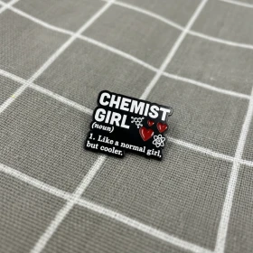 Pinarna.cz Chemist girl (noun) - 1. Like a normal girl, but cooler. / Holka chemička (podstatné jméno) – 1. Jako normální holka, ale víc cool.