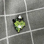 Pinarna.cz Černá kočička schovaná v zelených kytičkách