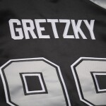 Mitchell & Ness Pánská bunda Los Angeles Kings NHL Wayne Gretzky #99 Player Lightweight Satin Jacket Velikost: XL