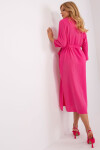 Tmavě růžové jednoduché ležérní šaty s páskem
