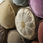 MADAM STOLTZ Sametový vyšívaný polštář / válec Old Rose, multi barva, textil