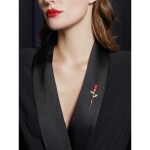 Elegantní brož ve tvaru rudé růže, Zlatá