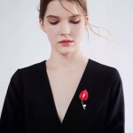 Luxusní brož ve tvaru toulitky s perlou a zirkony, Červená