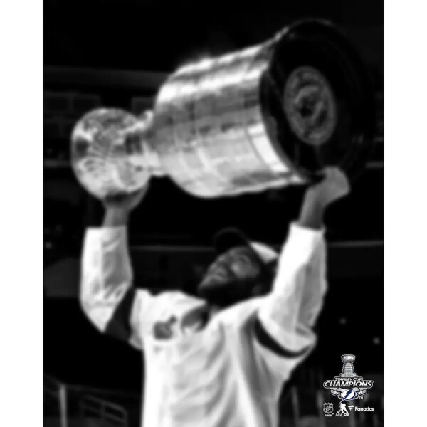Fanatics Fotografie Barclay Goodrow Tampa Bay Lightning 2021 Stanley Cup Champions Raising Cup Photograph 8" x 10"