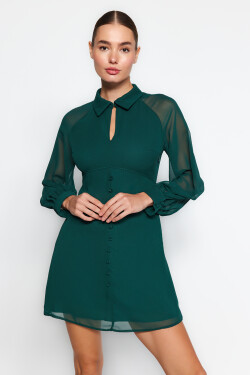Trendyol Smaragdově zelená Mini Otevřený Pas Knoflík Detailní Šifonové Tkané Šaty