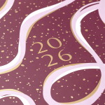 Busy B Rodinný nástěnný kalendář Burgundy Ribbon 2026, červená barva, papír