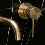 REA - Podomítková vanová baterie Lungo Stripe Brush Gold REA-B7431