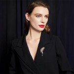 Luxusní brož Zlaté pírko s perlou a třpytivými zirkony, Zlatá