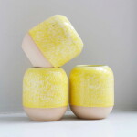 Studio Arhoj Stojánek na psací potřeby Banana Belle, žlutá barva, keramika